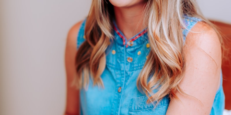 足球比赛战术分析示意图，展示球员跑位与阵型